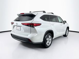 Used 2023 Toyota Highlander LE FWD video 2