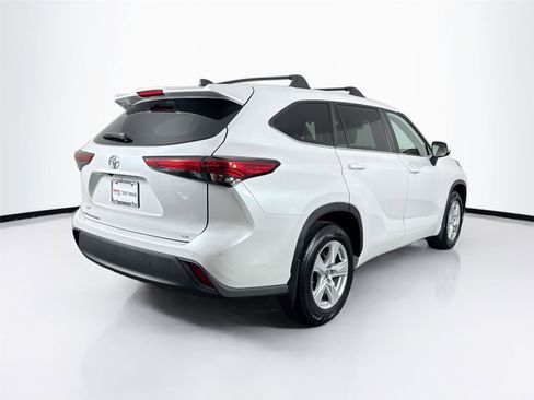 Used 2023 Toyota Highlander LE FWD image 2