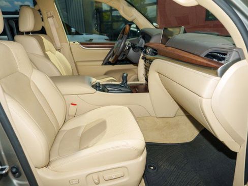 Used 2018 Lexus LX 570 4WD image 16