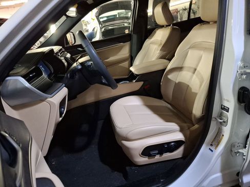 Certified 2024 Jeep Grand Cherokee Limited image 10