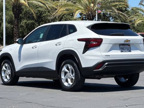 Used 2025 Chevrolet Trax LS w/ LS Convenience Package FWD image 5