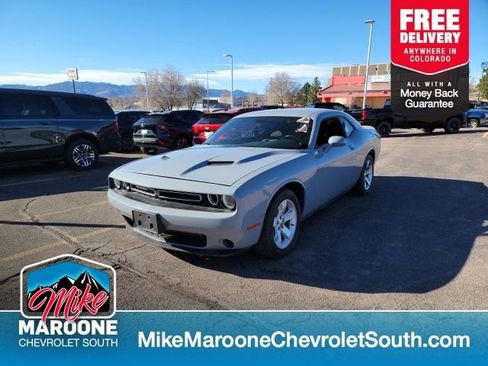 Used 2022 Dodge Challenger SXT image 1