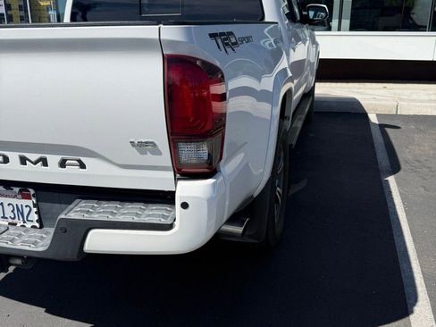 Used 2018 Toyota Tacoma TRD Sport w/ Technology Package image 7