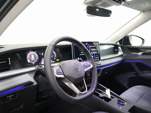 New 2025 Volkswagen Tiguan SE image 15