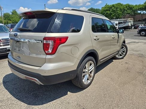 Used 2017 Ford Explorer XLT w/ Equipment Group 202A AWD/4WD image 9