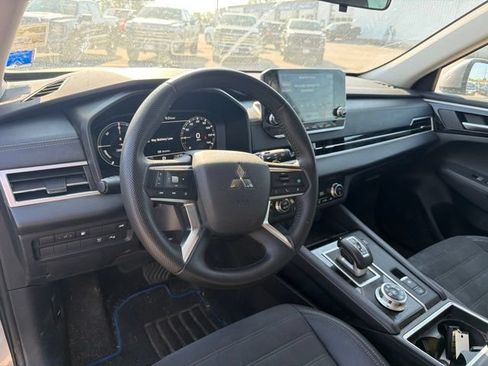 Used 2023 Mitsubishi Outlander 4WD Plug-In Hybrid image 10