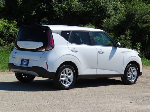 Certified 2025 Kia Soul LX w/ LX Technology Package FWD image 3