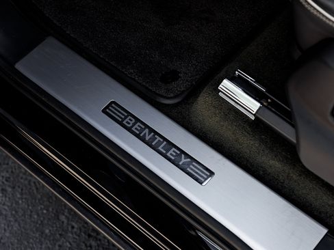 Used 2022 Bentley Bentayga image 33
