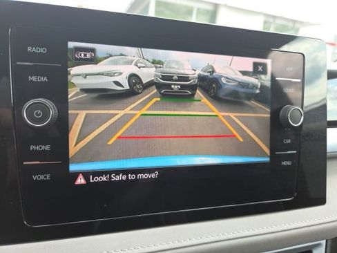 Used 2025 Volkswagen Taos SE image 15