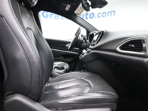 Used 2022 Chrysler Pacifica Touring-L w/ Uconnect Theater Family Group FWD image 9