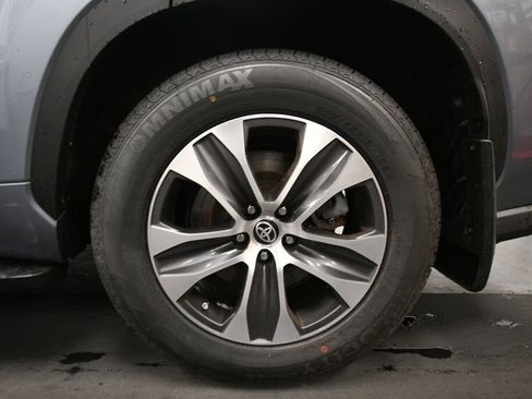 Used 2023 Toyota Highlander XLE AWD/4WD image 36