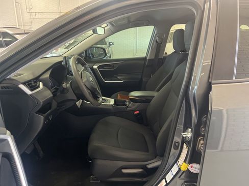 Used 2021 Toyota RAV4 LE AWD/4WD image 8