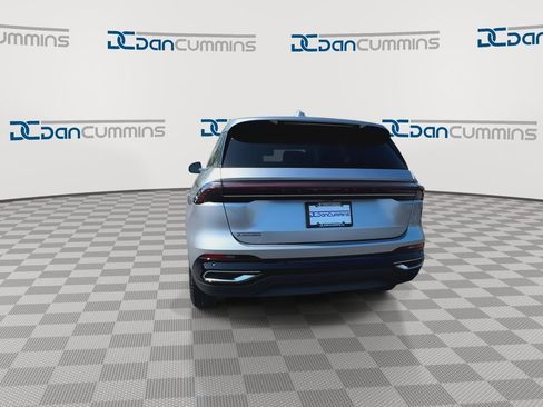 Used 2025 Lincoln Nautilus Premier AWD/4WD image 7