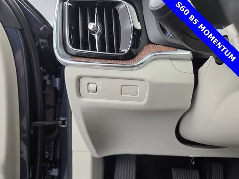 Used 2022 Volvo S60 B5 Momentum image 27