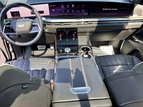 Used 2025 Cadillac Escalade Sport Platinum w/ LPO, Floor Liner Package AWD/4WD image 19