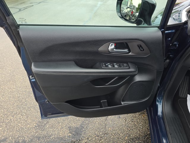 Used 2025 Chrysler Pacifica Select FWD image 30