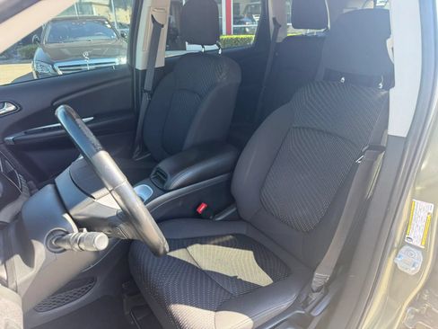 Used 2018 Dodge Journey SXT w/ Connectivity Group FWD image 2