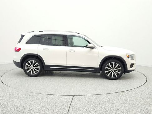 Used 2021 Mercedes-Benz GLB 250 4MATIC image 4