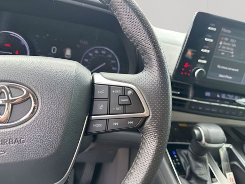 Used 2021 Toyota Sienna Limited image 30