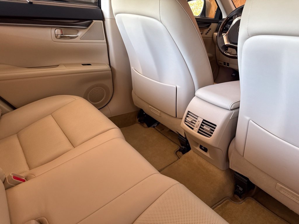 Used 2015 Lexus ES 350 w/ Ultra Luxury Package FWD image 16