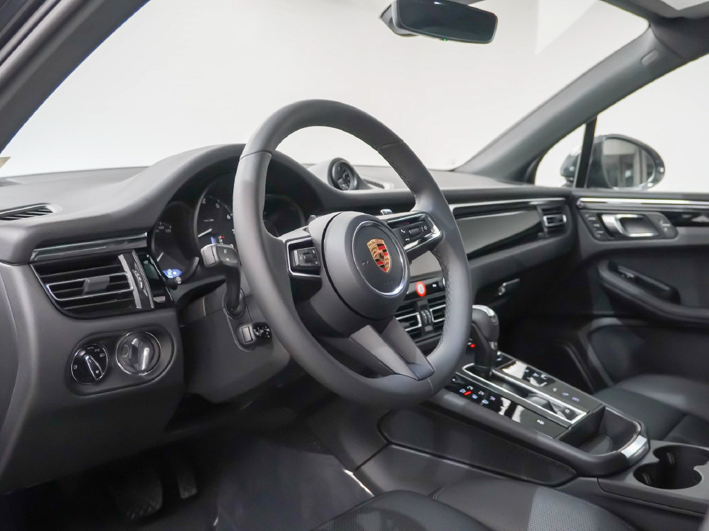 Certified 2026 Porsche Macan AWD/4WD image 4