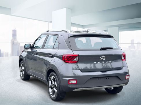 Used 2024 Hyundai Venue SEL FWD image 3