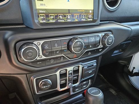 Used 2020 Jeep Gladiator Overland AWD/4WD image 23
