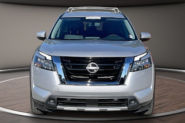 Used 2024 Nissan Pathfinder SL FWD image 3