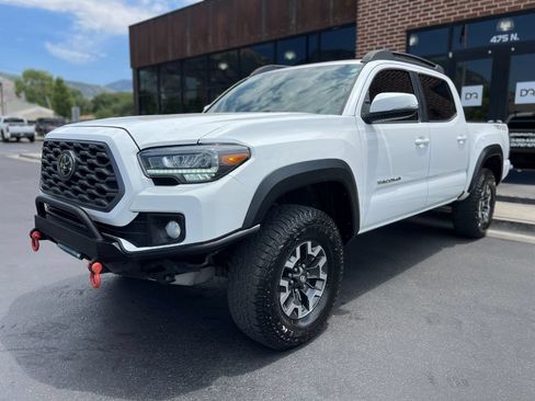 Used 2017 Toyota Tacoma TRD Off-Road AWD/4WD image 8