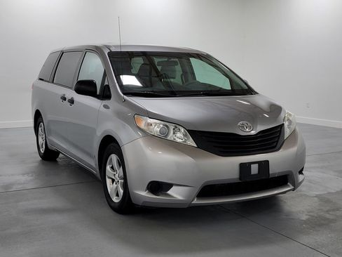 Used 2011 Toyota Sienna w/ Towing Pkg FWD image 2