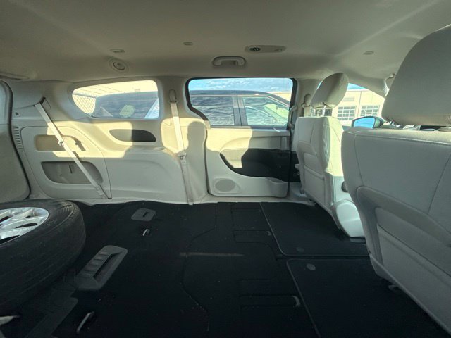 Used 2017 Chrysler Pacifica Touring w/ Tire & Wheel Group FWD image 6