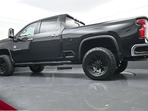 Used 2020 Chevrolet Silverado 2500 LTZ w/ LTZ Premium Package image 18