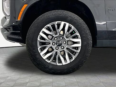 Used 2025 Chevrolet Suburban Z71 AWD/4WD image 9