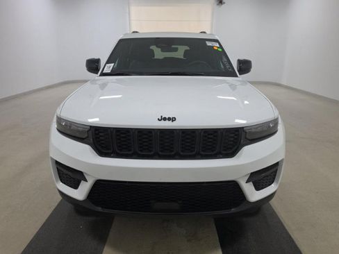 Used 2025 Jeep Grand Cherokee Altitude w/ Trailer Tow Package RWD image 2