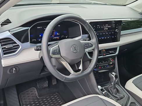 Certified 2025 Volkswagen Taos SE w/ Panoramic Sunroof Package AWD/4WD image 27