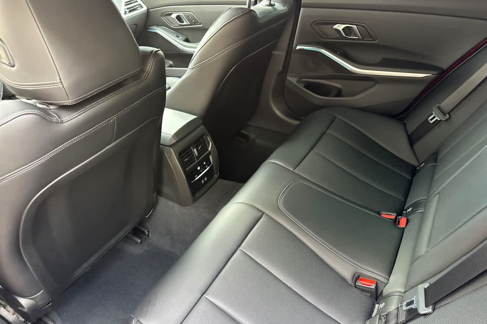 Used 2025 BMW 330i Sedan w/ M Sport Package RWD image 4