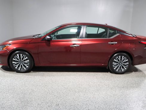 Used 2024 Nissan Altima 2.5 SV FWD image 10