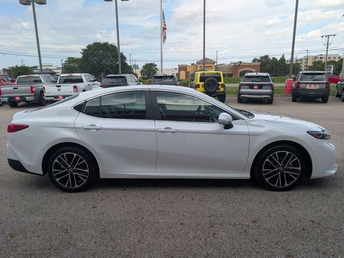 Used 2025 Toyota Camry XLE AWD/4WD image 8