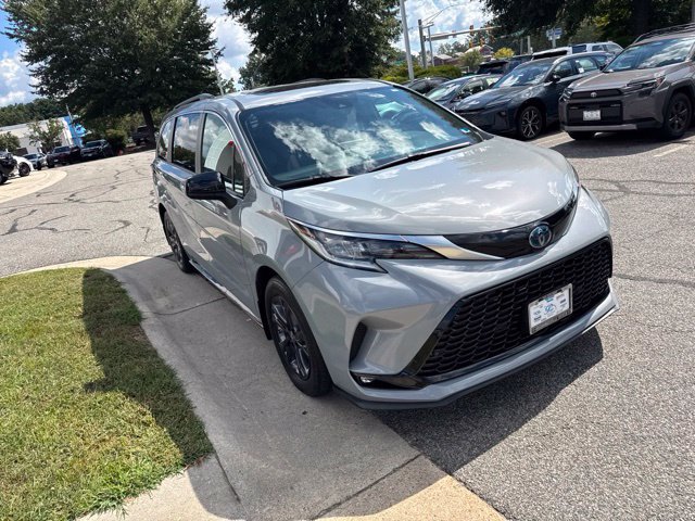 Used 2024 Toyota Sienna XSE w/ XSE Plus Package AWD/4WD image 5