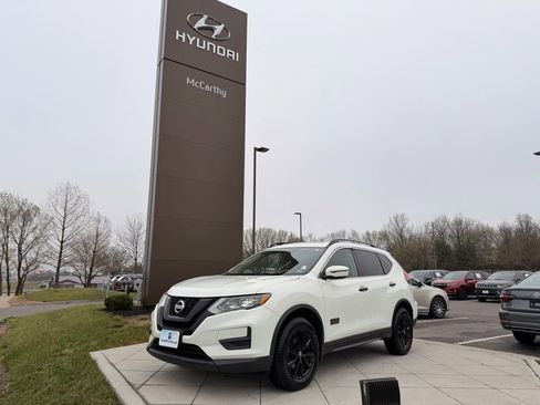 Used 2017 Nissan Rogue SV image 1