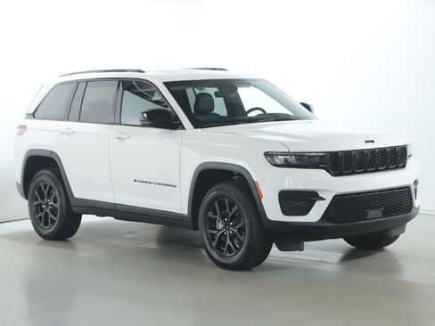 Used 2025 Jeep Grand Cherokee 4WD image 9