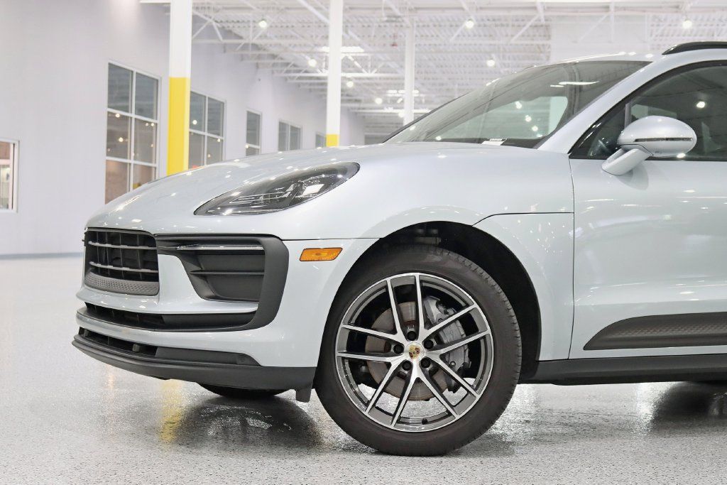 Used 2022 Porsche Macan AWD/4WD image 2