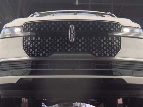 Used 2025 Lincoln Navigator L Reserve image 2