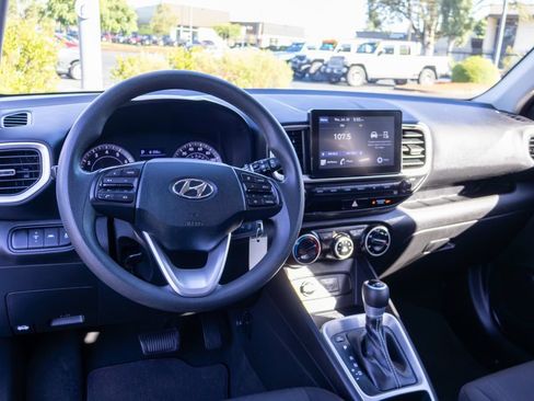 Used 2021 Hyundai Venue SE FWD image 16
