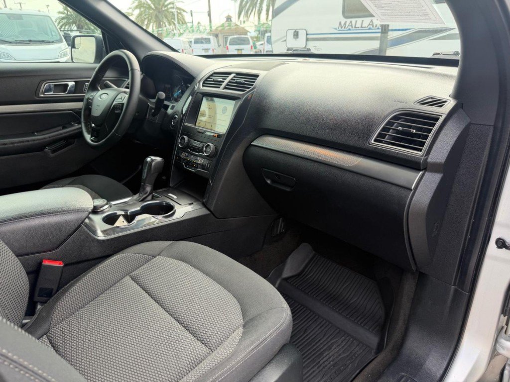 Used 2018 Ford Explorer XLT w/ Equipment Group 201A AWD/4WD image 19