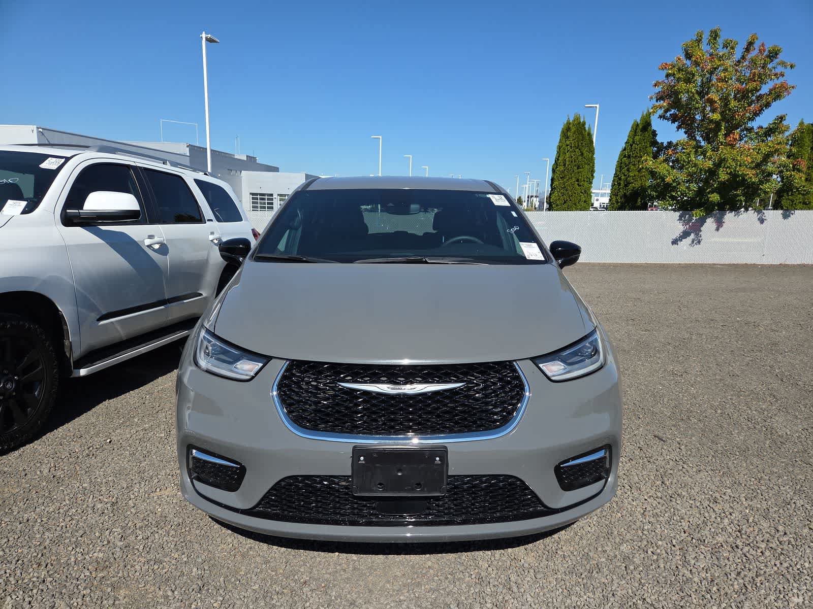 Used 2025 Chrysler Pacifica Select FWD image 5
