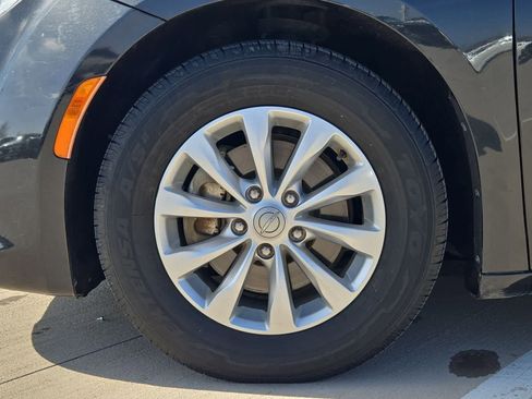 Used 2018 Chrysler Pacifica Touring-L image 13