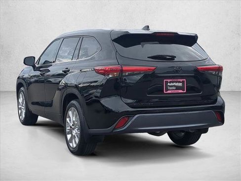Used 2023 Toyota Highlander Limited image 8