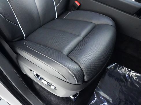 Used 2024 Rolls-Royce Cullinan Black Badge image 32