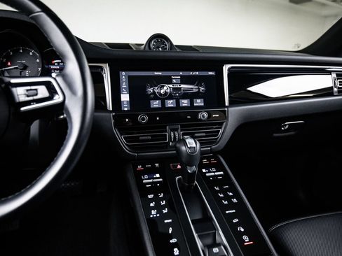 Certified 2024 Porsche Macan AWD/4WD image 19